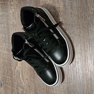 Steve Madden Girl’s Shoes Imogen Black Quilted Zipper Sneakers Size 4 NEW